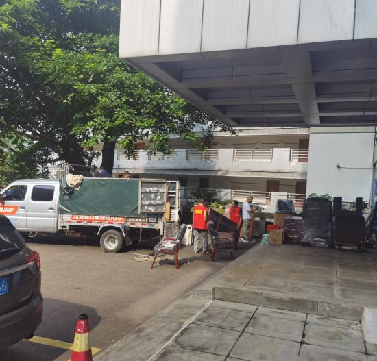 2021年9月2日重庆市渝东新区管理委员会单位搬迁、打包服务由重庆信则立搬家服务有限公司万州分公司承接,在此次项目中我公司总经理亲自指挥,各部门通力合作;尤其是我公司搬运部主管万久华现场带领公司搬运团队,历经五天以优质的服务圆满完成了任务,且得到甲方的一致好评!