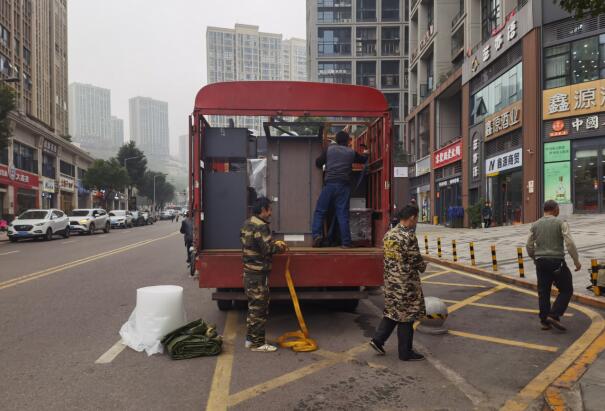 2021年12月5日重庆万州阔越实业有限公司，办公家具打包搬迁服务由重庆信则立搬家服务有限公司万州分公司承接