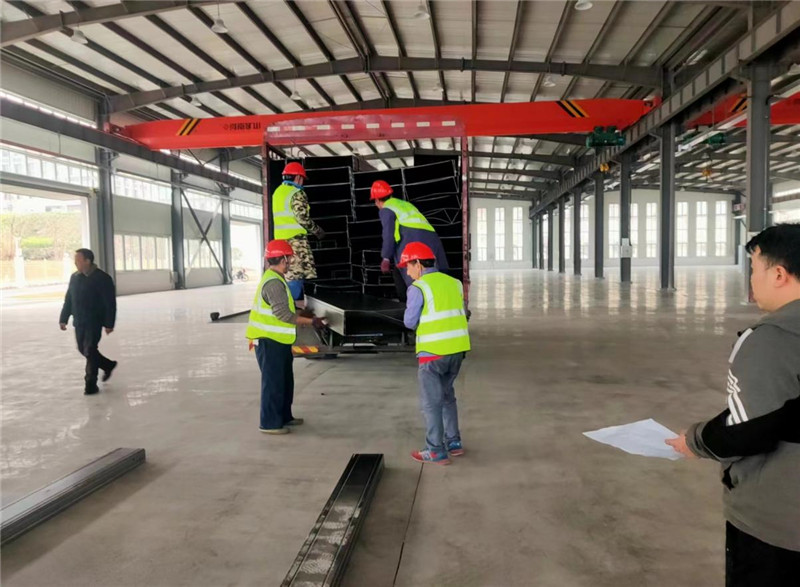 2023年2月9日重庆恒开电气集团设备搬迁服务由重庆信则立搬家服务有限公司万州分公司承接,我们始终秉承“小心呵护,保证安全”的搬运宗旨,认真对待每一次搬家,用心对待每一位客户,将每一位顾客心爱的家具物品视为自己的家具物品来搬运。