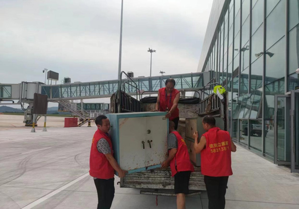 2023年7月25日万州五桥机场T1航站楼搬迁服务由重庆信则立搬家服务有限公司万州分公司承接，我们始终秉承“小心呵护，保证安全”的搬运宗旨，认真对待每一次搬家，用心对待每一位客户,将每一位顾客心爱的家具物品视为自己的家具物品来搬运。