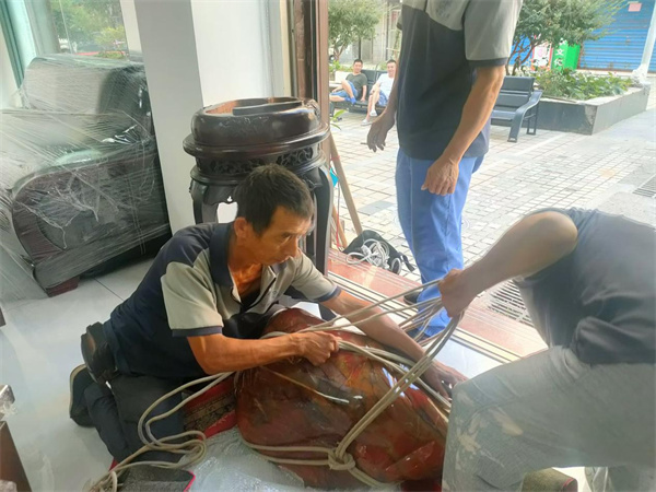 2024年9月16日陕汽重卡重庆万州安吉运输公司搬迁服务由重庆信则立搬家服务有限公司万州分公司承接，我们始终秉承“小心呵护，保证安全”的搬运宗旨，认真对待每一次搬家，用心对待每一位客户,将每一位顾客心爱的家具物品视为自己的家具物品来搬运。