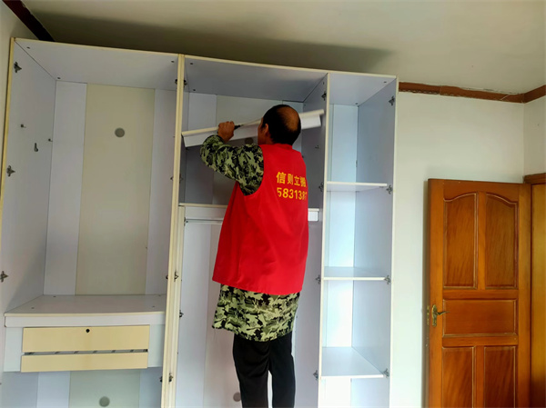 2024年10月13日重庆万州区钟鼓楼青龙移民小区搬家服务由重庆信则立搬家服务有限公司万州分公司承接,我们始终秉承“小心呵护,保证安全”的搬运宗旨,认真对待每一次搬家,用心对待每一位客户,将每一位顾客心爱的家具物品视为自己的家具物品来搬运。