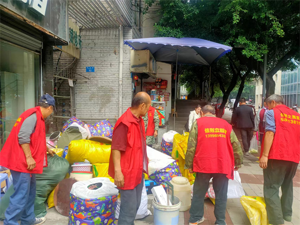 2024年10月13日重庆万州区钟鼓楼青龙移民小区搬家服务由重庆信则立搬家服务有限公司万州分公司承接,我们始终秉承“小心呵护,保证安全”的搬运宗旨,认真对待每一次搬家,用心对待每一位客户,将每一位顾客心爱的家具物品视为自己的家具物品来搬运。