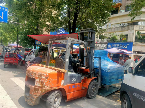 2025年4月30日万州鸥鹏天境设备服务由重庆信则立搬家服务有限公司万州分公司承接，我们始终秉承“小心呵护，保证安全”的搬运宗旨，认真对待每一次搬家，用心对待每一位客户,将每一位顾客心爱的家具物品视为自己的家具物品来搬运。